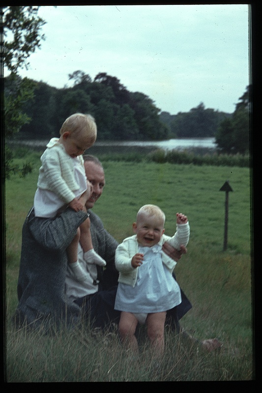 26.Horsten jul 1964 Papa,Brigitte,Marion.JPG
